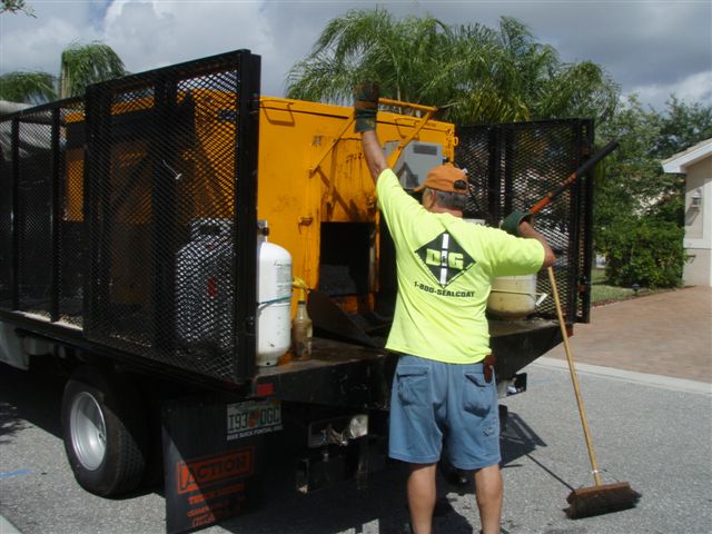 HOT BOX KEEPS ASPHALT HEATED TO 300 DEG..jpg